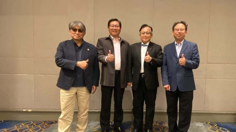 清福医院院长王炯琅（右2）提出「以医带商」策略，主张建立系统性输出模式，目前已规划在马来西亚设立医疗据点。