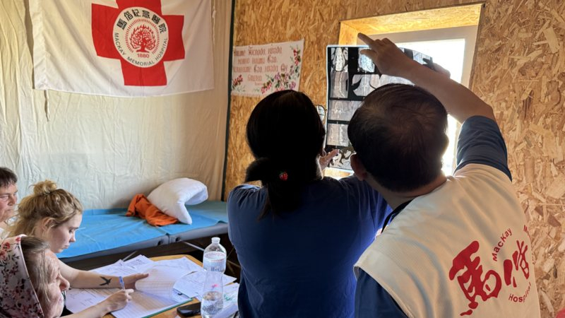 中医陈光伟主任及吴佩珊医师检视病人提供的X光片后给予治疗